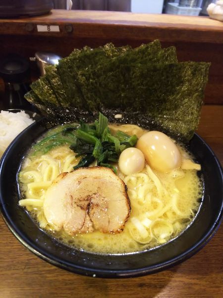 「豚骨しょうゆラーメン のり増し、味玉」@濃厚豚骨ラーメン 濱虎家の写真