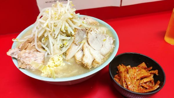 「大ブタＷ・メンマ・硬め（ニンニク少しヤサイアブラ）￥１２００」@ラーメン二郎 新宿歌舞伎町店の写真