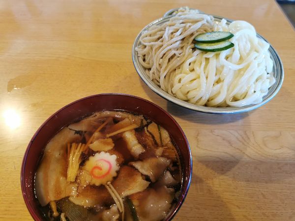 「肉汁（そばうどん合盛り）」@一升やの写真