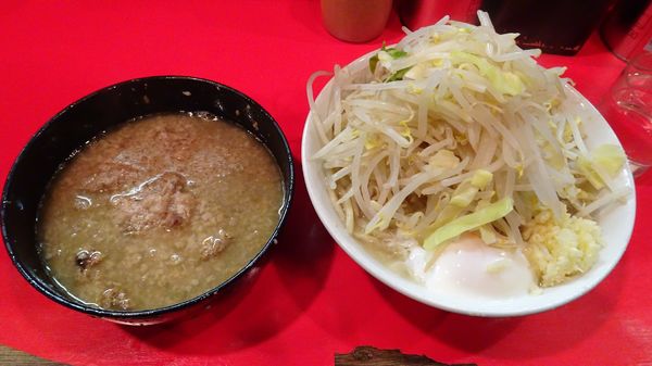 「小つけ麺：あつもり（800円）＋温泉玉子＋チーズ　YN」@ラーメン二郎 府中店の写真