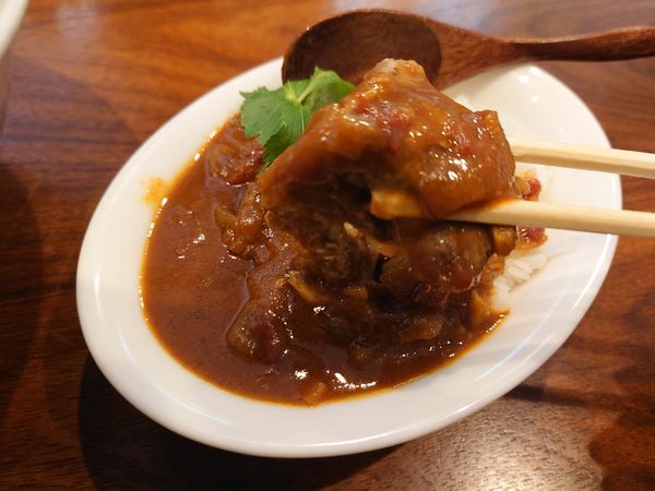 「【本日のカレー】トマトと豚軟骨カレー350円＋いりこそば味玉」@讃岐ラーメン 香麦の写真