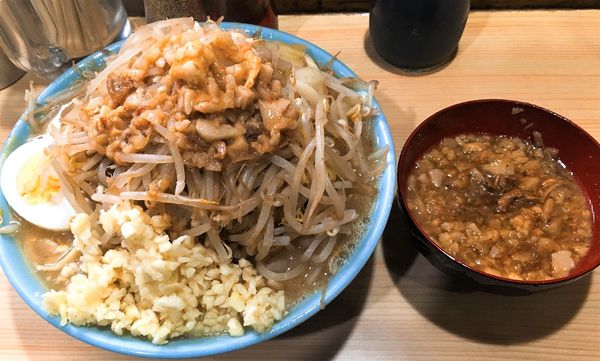 「ラーメン麺少な目ニンニク+ヤサイ増(サービス)+アブラ」@ラーメン富士丸 明治通り都電梶原店の写真