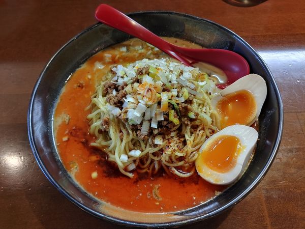 「汁なし担々麺　半熟たまご」@らーめん六弦の写真