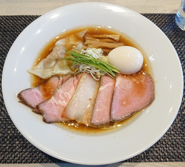 「特製中華蕎麦＜醤油＞（手もみ太麺）」@宍道湖しじみ中華蕎麦 琥珀 東京本店の写真