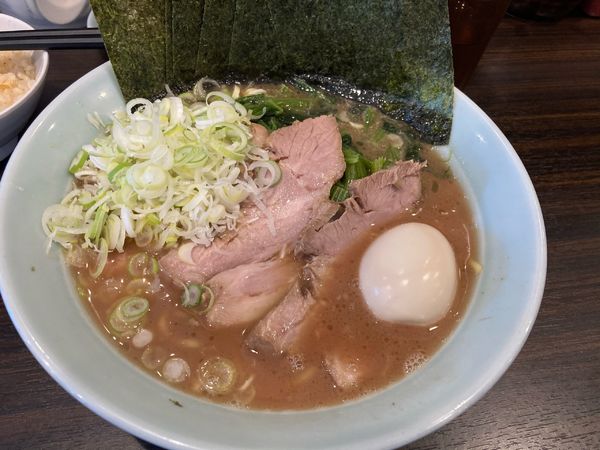 「濃厚豚骨ラーメン全部入り（中盛）」@横浜らーめん 寿三家の写真