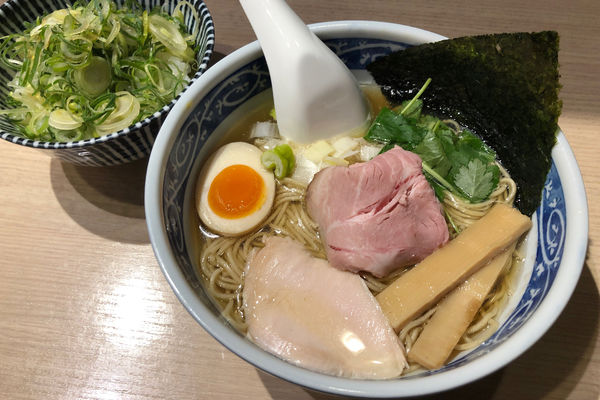 「煮干しそば(白醤油)700円+九条ねぎめし200円」@寿製麺よしかわ 坂戸店の写真