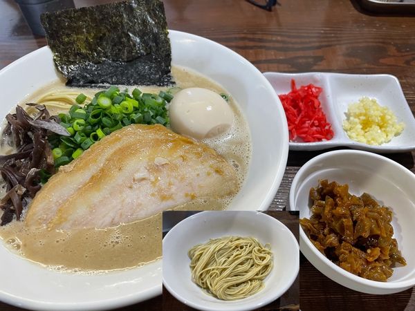 「【限定】豚骨ラーメン850円、デスザーサイ100替え玉100」@二代目 むじゃきの写真