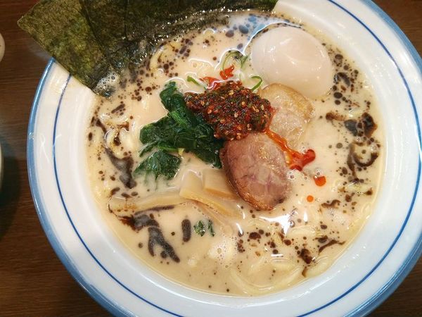 「黒マー油豚骨+竹鶏たまごの味玉」@醤油豚骨ラーメン きんいろの写真
