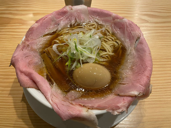 「ピストル　チャーシュー5枚　煮玉子」@ラーメン大戦争 尼崎店の写真