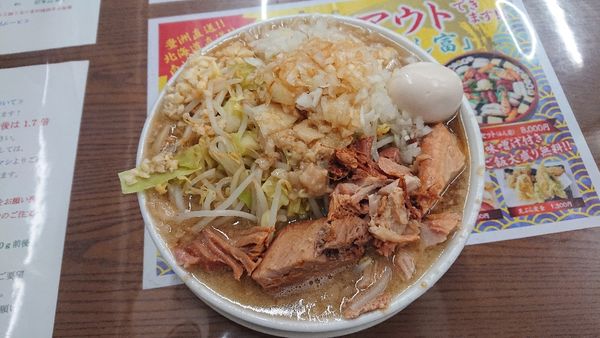 「ラーメン 790円，味付たまご 100円，タマネギ 50円」@ラーメン富次郎 見和店の写真