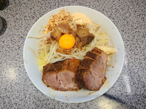 「汁なしそば(ミニ)+豚1枚」@ラーメン宮郎の写真