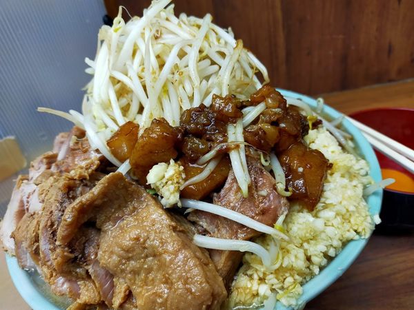 「大W・生卵（麺硬め・全部マシマシ）」@ラーメン二郎 池袋東口店の写真