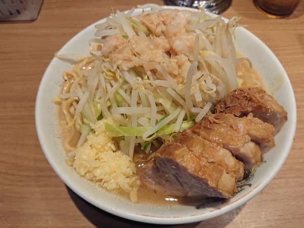 「大ぶたニンニク、カラメ、アブラ（１０８０円）」@豚山 上野店の写真