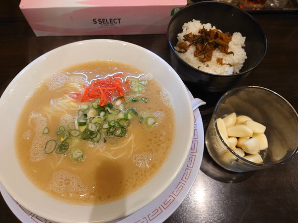 「朝ラーメン500円＋半ごはん150円＋チャーハン650円」@博多らーめん ひまわりの写真