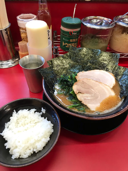 「ラーメン中盛り　海苔　バラ2枚　固め濃いめ多目」@柏 王道家の写真