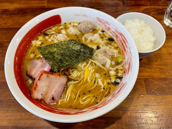 「味噌ワンタンメン（大盛）＋半ライス（ランチタイム無料）」@麺屋 悠の写真