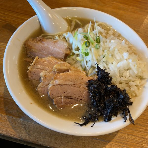 「煮干そば白醤油（中）780円+チャー+玉ねぎ」@中村屋総本山の写真