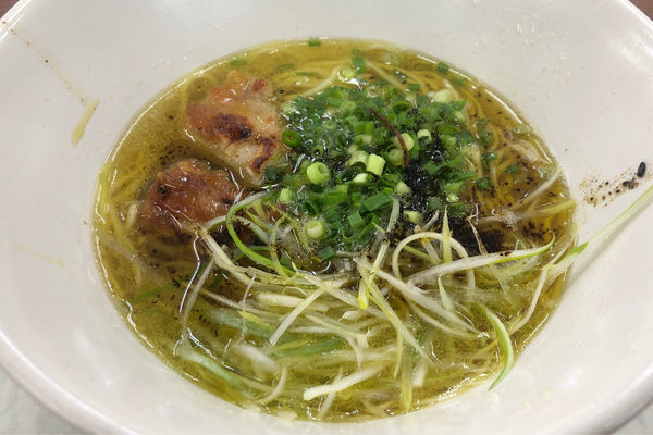 「淡麗鶏塩ラーメン 950円」@関越自動車道 高坂SA下り スナックコーナーの写真