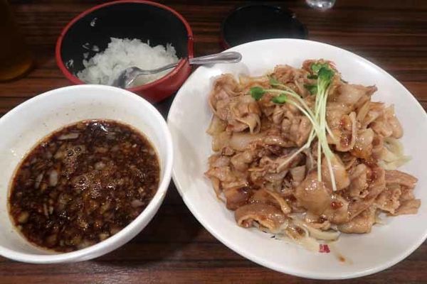 「肉盛りつけ麺並本日無料＋肉増し　320円」@魁 肉盛りつけ麺 六代目けいすけの写真