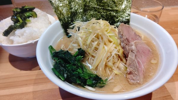 「ネギラーメン&サービスライス」@横浜家系ラーメン おか家の写真