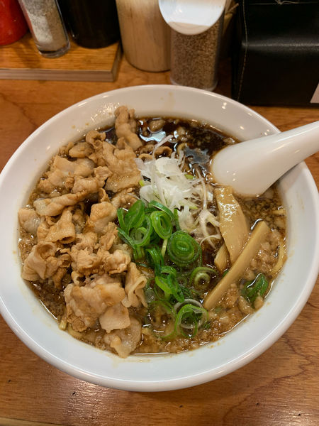 「豚しゃぶブラック中太麺」@大津家の写真