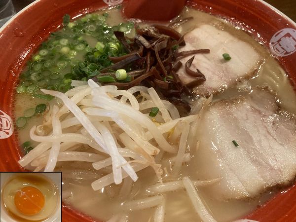 「大盛りラーメン＋たれ付き生卵（サービス）」@ラーメン 唐そば 渋谷2丁目店の写真