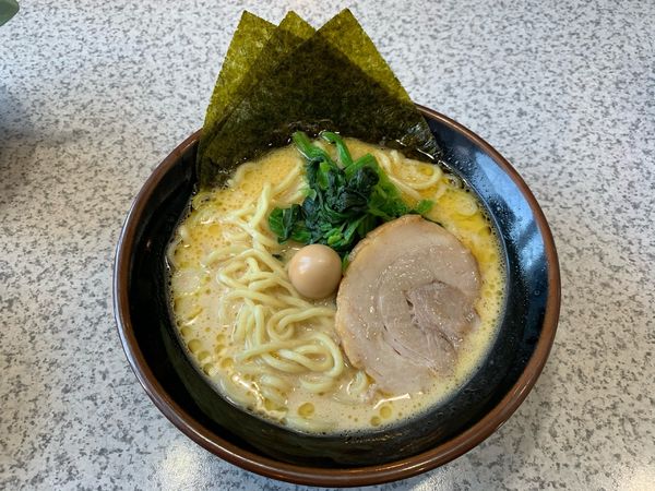 「醤油らーめん+ライス+モヤキャベ」@横浜家系ラーメン たくみ家 土浦阿見店の写真