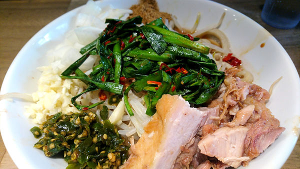 「【昼】たまラーメン 少なめ+辛ニラ+青唐辛子」@MEN YARD FIGHTの写真