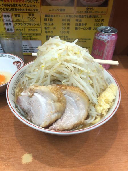 「大ラーメン ニンニクヤサイ+ 生卵」@ラーメン豚山 大塚店の写真