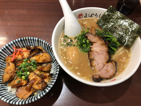 「らーめん + 味付玉子 +  特製肉丼」@豚骨醤油らーめん まぼろしの写真