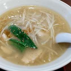 蒸し鶏麺（牛肉黒胡椒炒飯とのセットで1180円）