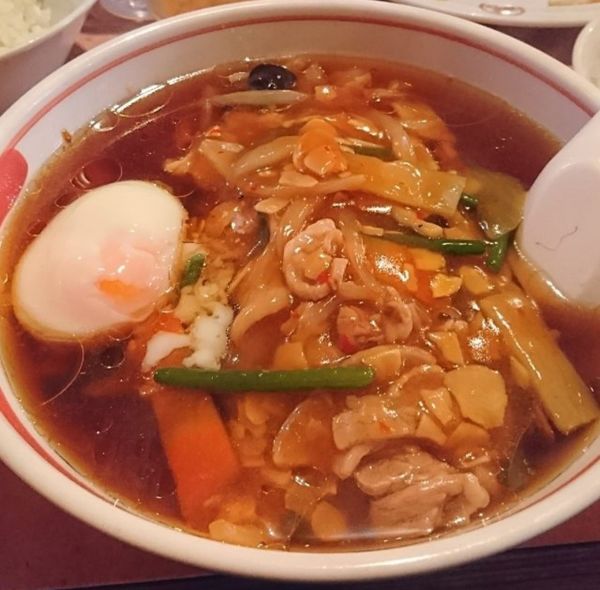 「にんにくラーメン 温泉たまご」@華陽苑の写真