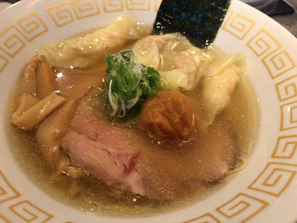 「ワンタン麺白だし1000円＋南高梅100円」@麺や くろえもんの写真