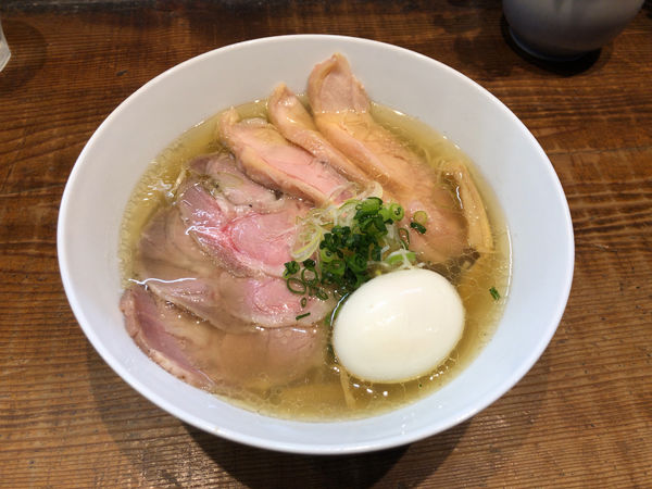 「しお全部のせ + 鶏塩飯」@町田汁場 しおらーめん 進化の写真