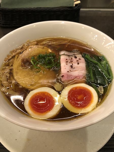 「醤油らぁめん(味玉のせ)1000円」@MENSHOの写真