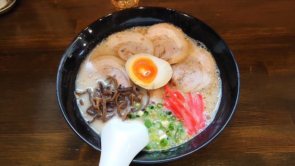 「白 チャーシュー 980円 + 替玉 150円」@TONKOTSU MANIの写真