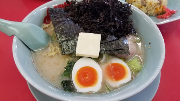 「塩ラーメン　黒バラ海苔、味玉、バタートッピング」@山岡家 松本店の写真