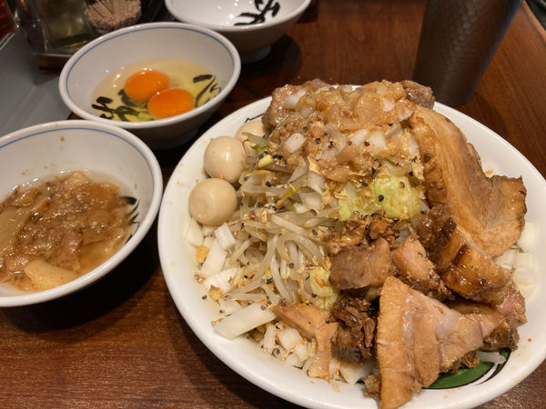 「汁無しソバ並ちょい野菜 雷増しに生卵とアブラ追加」@ラーメン 雷 東京本丸店の写真