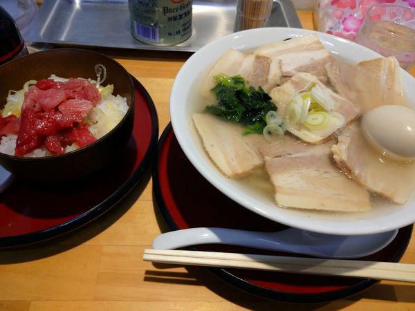 「金の肉そば＋味玉＋まぐろ丼」@伊藤商店 足利店の写真