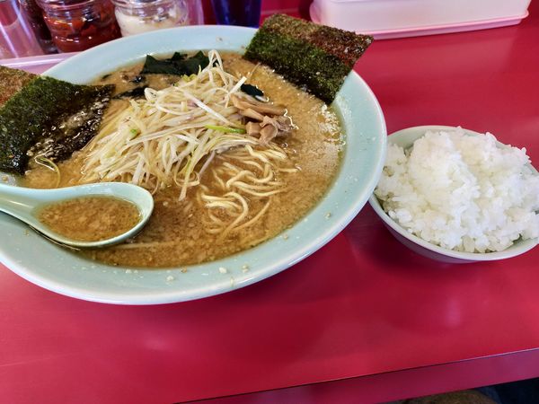 「ネギみそラーメン 中盛 半ライス ¥1050」@ラーメンショップ 薮塚店の写真