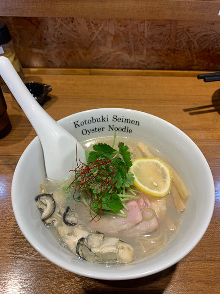 「牡蠣ラーメン」@寿製麺よしかわ 川越店の写真