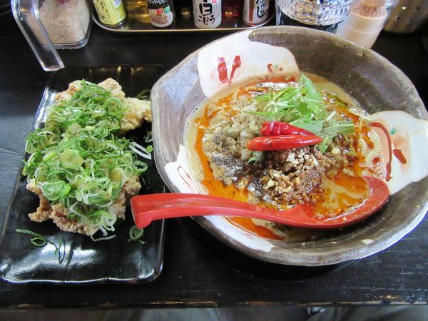 「濃厚豚骨担々麺（８３０円）＋ネギ塩唐揚げ３５０円」@麺’s BAR 〆一の写真