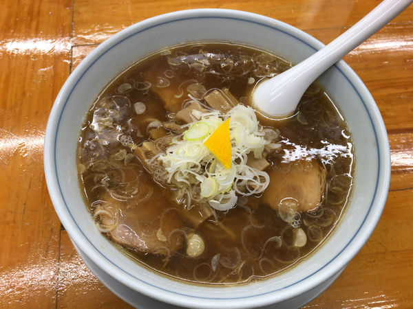 「中華麺（ハーフ、チャーシュー） 薬味多めアブラ多め　870円」@中華そば専門店 勝やの写真