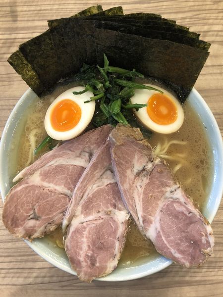 「ラーメン中盛（チャーシュー+味玉+海苔）」@ラーメン 清水家の写真