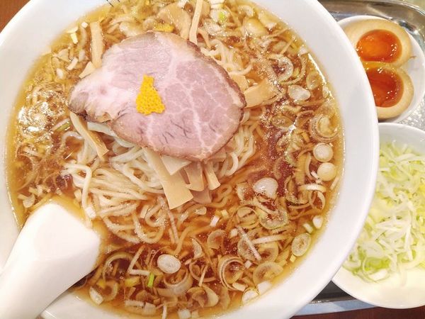 「ラーメン中（カラメ煮干油カメリア）＋煮玉＋長ねぎ」@煮干しだし醤油ラーメン 桂の写真