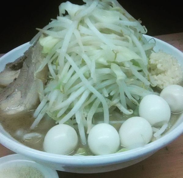 「ラーメン豚入り うずら チーズ」@魔人豚の写真