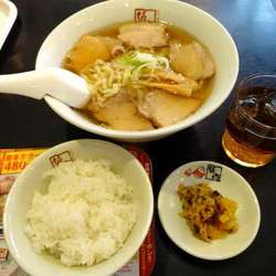 喜多方ラーメン(680円，半ライス，お漬物サービス)