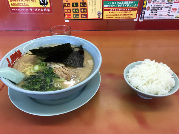 「醤油チャーシュー麺　中盛り　ライス」@ラーメン山岡家 さいたま丸ヶ崎店の写真