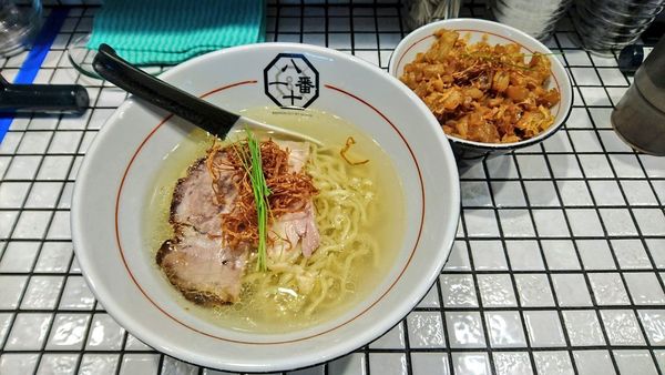 「うま味塩そば(中太手もみ麺)+ホタテ飯」@81番の写真