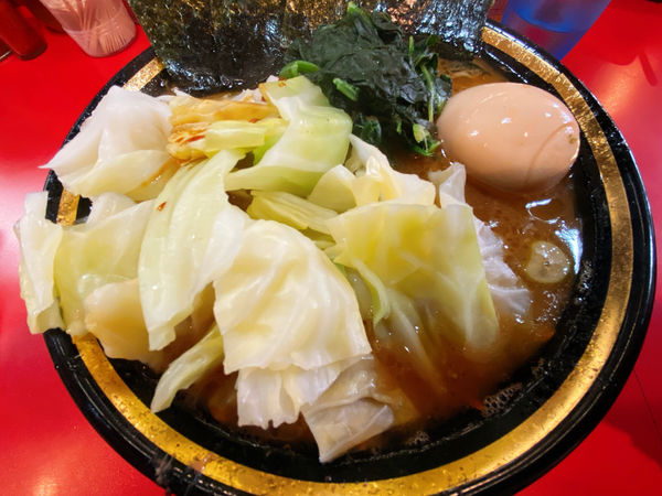 「並¥700、キャベツ¥100、味玉¥70」@家系ラーメン とらきち家の写真